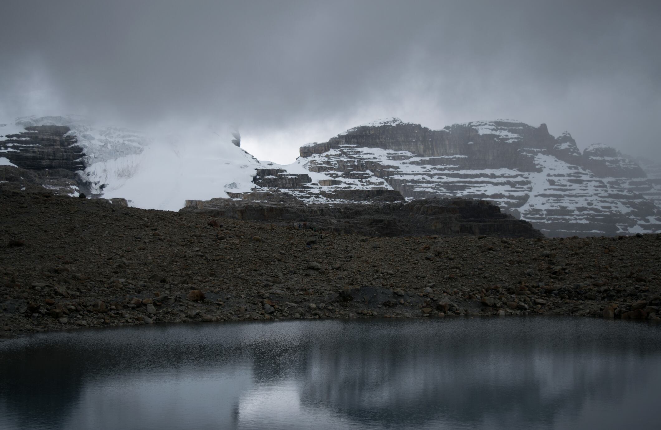 Cerca de 170.000 hectáreas protegidas se encuentran por encima de los 3.000 metros sobre el nivel del mar (msnm), es decir, casi la mitad del parque. Allí se encuentra el ecosistema del páramo, un cinturón entre los 4.000 y 4.200 msnm, donde son comunes las heladas. La zona de nieve empieza desde los 4.500 hasta los 5.330 msnm y se extiende por 45 kilómetros en los que se encuentran 22 picos. El Ritacuba Blanco es el más alto.