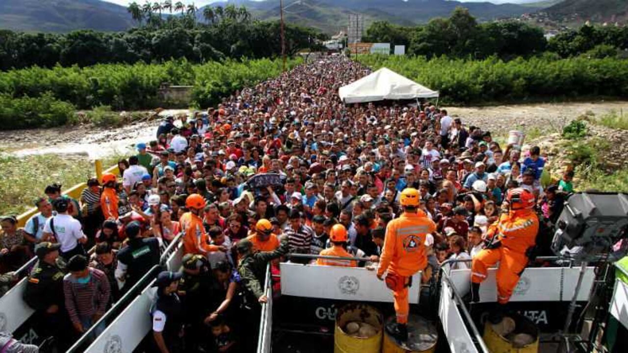 Unas 100.000 personas cruzaron el puente Simón Bolívar para conseguir los bienes básicos que no encuentran en su país.
