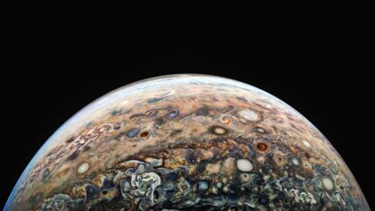 Las más recientes imágenes de Júpiter, tomadas por la cámara JunoCam de la NASA, presentan al gigante gaseoso con una estética impresionante que recuerda a una acuarela.