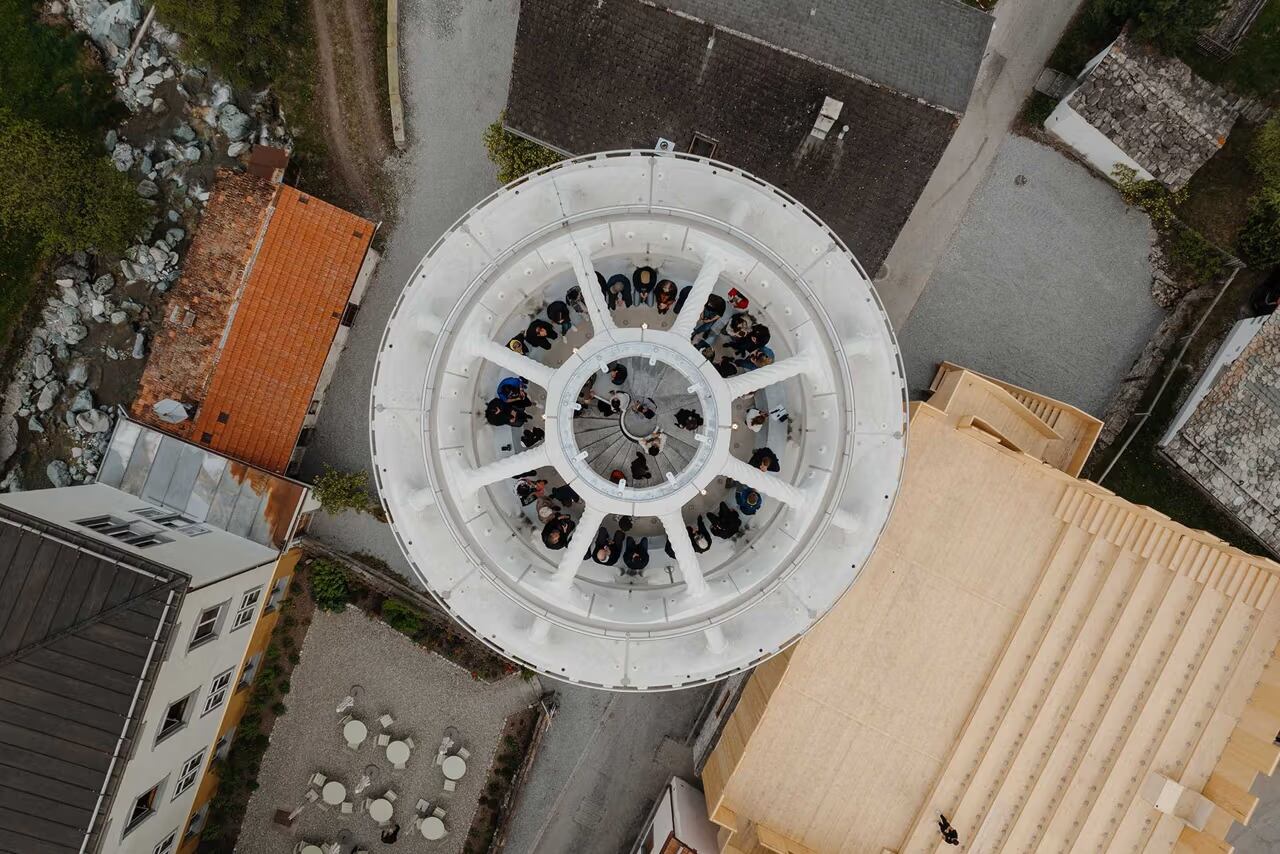 En el nivel superior, la torre alberga un teatro en forma de cúpula con capacidad para 32 personas, sostenido por columnas ramificadas que evocan un bosque petrificado