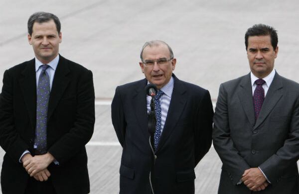Humberto de la Calle antes de viajar a Oslo en el aeropuesrto de Catam:  
"Bajo el liderazgo del presidente Santos salimos ahora, salimos con optimismo moderado. No queremos crear falsas expectativas, pero sí creemos que hay elementos estructurales que permiten abrigar la esperanza y la idea de que traeremos buenas noticias para Colombia".