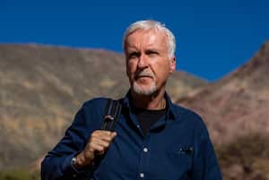 El director de cine James Cameron pasea en Purmamarca, provincia de Jujuy, Argentina, 8 de junio de 2023. (AP Foto/Javier Corbalán)