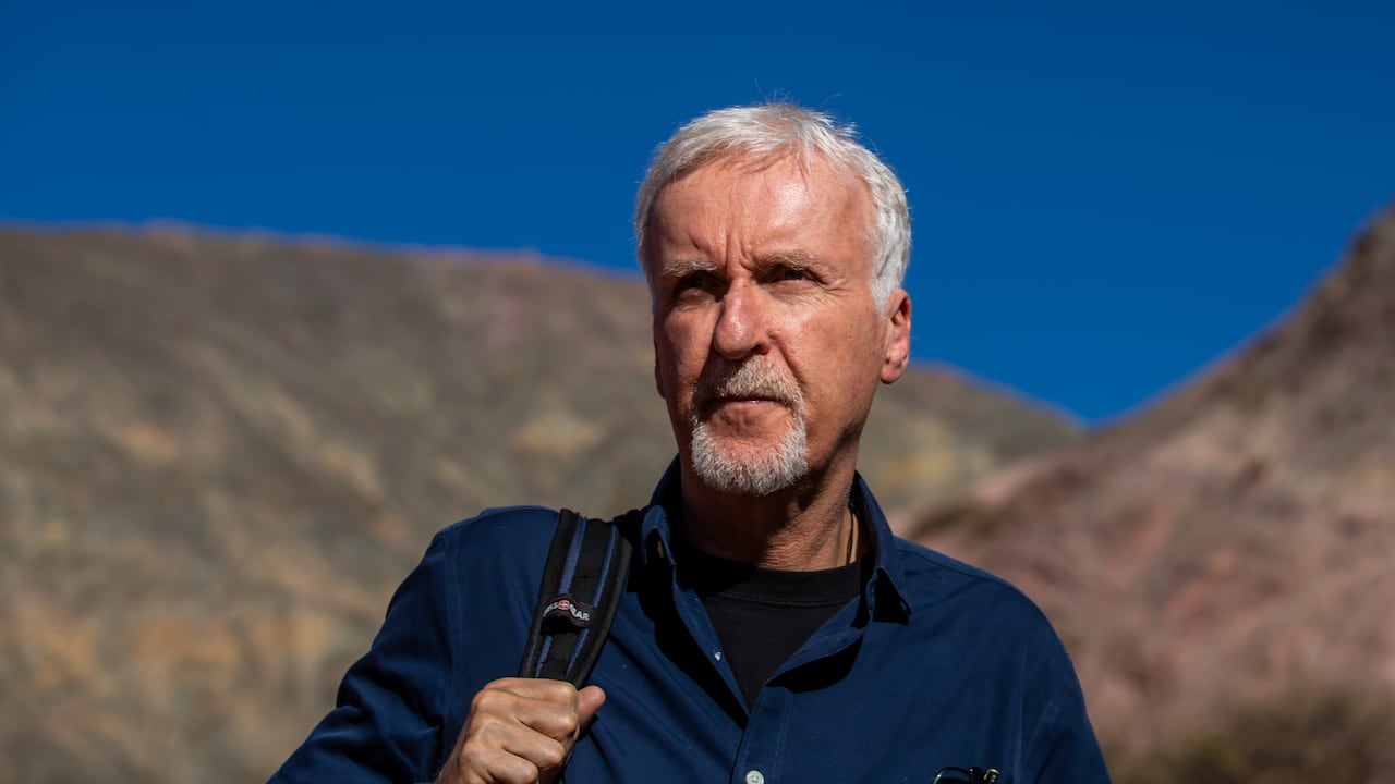 El director de cine James Cameron pasea en Purmamarca, provincia de Jujuy, Argentina, durante su reciente paso por el país. (AP Foto/Javier Corbalán)