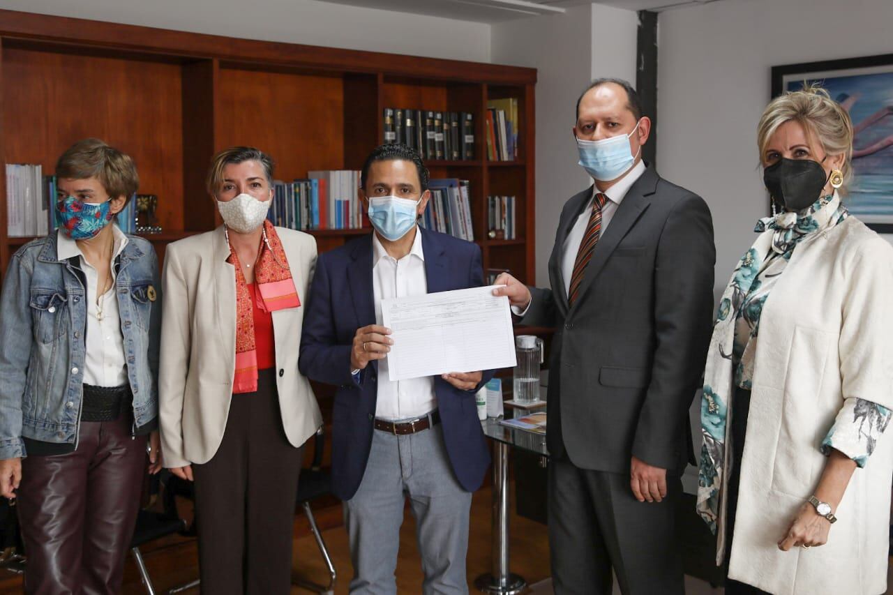 Ceballos realizó la inscripción de su comité para realizar la recolección de firmas, que lo impulsaría a ser candidato a la presidencia.