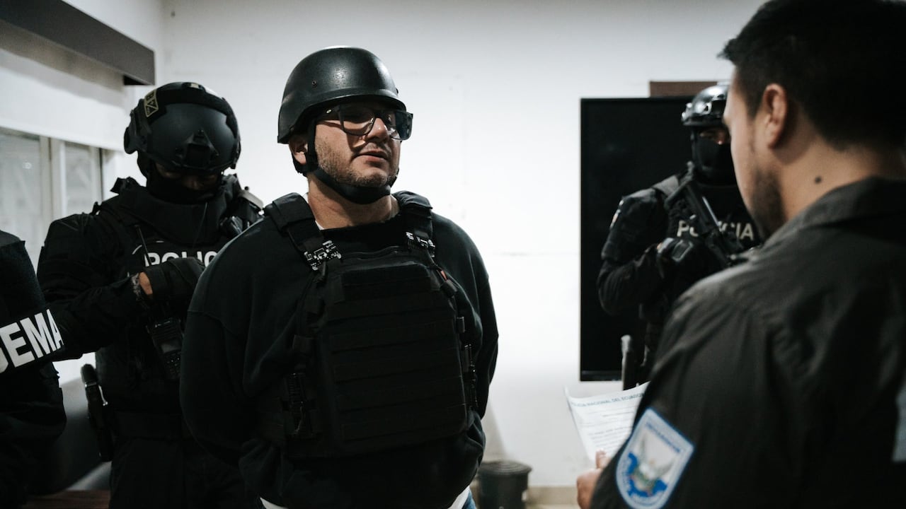Alias Javi es recibido por autoridades ecuatorianas.
