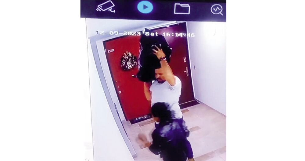 Imagen de Devia cargando la caja fuerte.