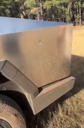 La camioneta recibió varios disparos