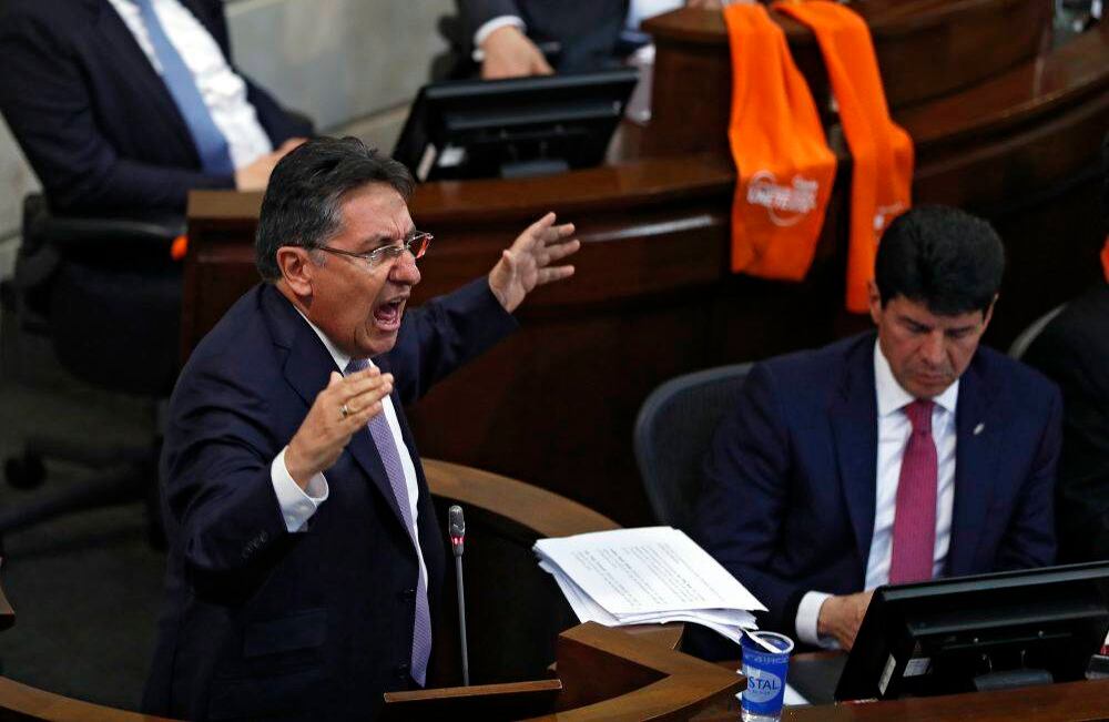 Néstor Humberto Martínez sorprendió al pasar de un repliegue estratégico a la ofensiva en el memorable debate que protagonizó en el Senado, al que asistió como invitado por el caso Odebrech. Foto: Esteban Vega / SEMANA