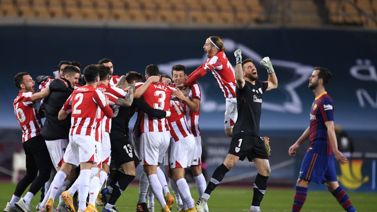 SEVILLE, SPAIN - JANUARY 17: Players of Athletic Club celebrate victory in the Supercopa de Espana Final match between FC Barcelona and Athletic Club at Estadio de La Cartuja on January 17, 2021 in Seville, Spain. Sporting stadiums around Spain remain under strict restrictions due to the Coronavirus Pandemic as Government social distancing laws prohibit fans inside venues resulting in games being played behind closed doors. (Photo by David Ramos/Getty Images)