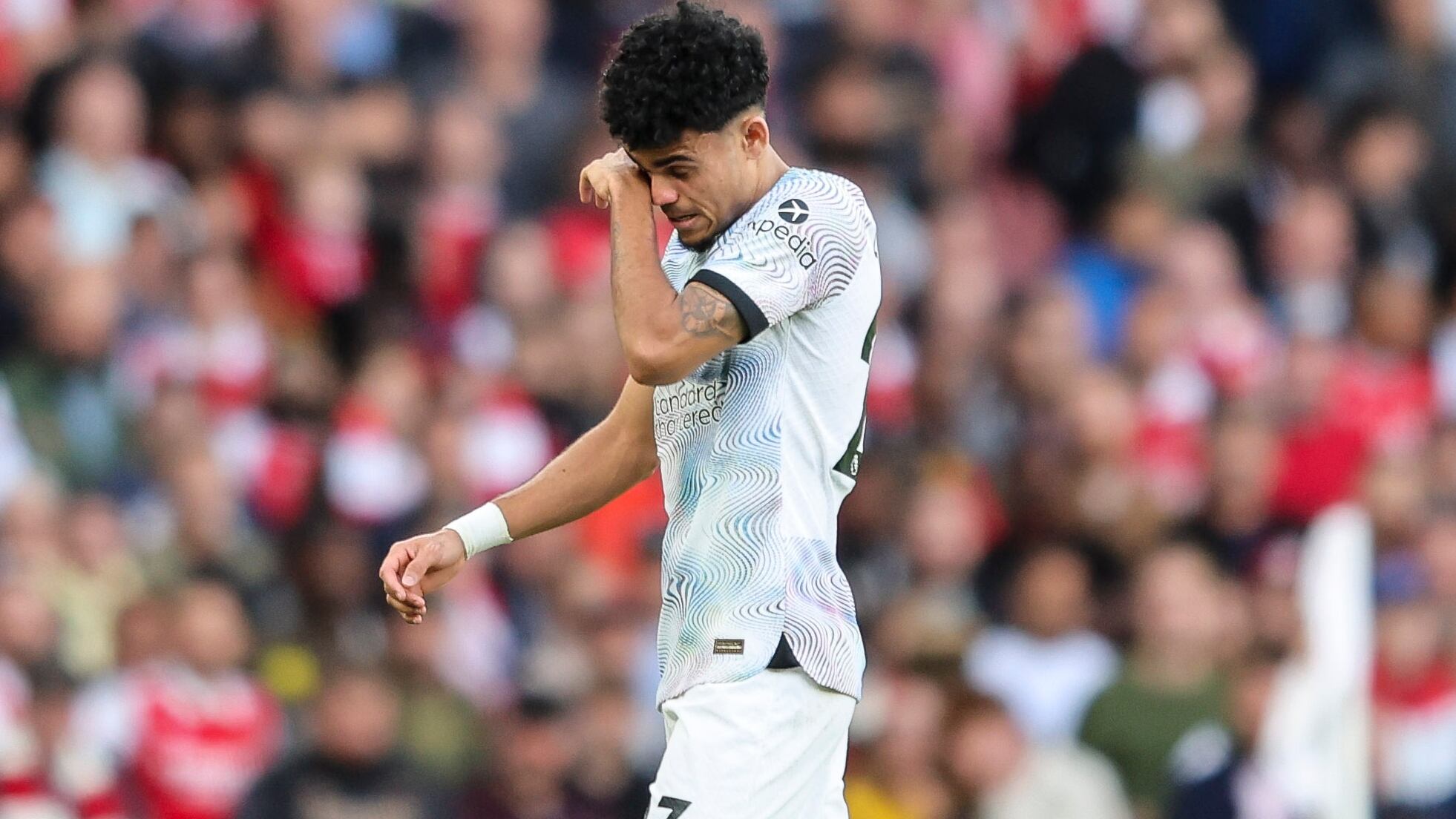 Luis Díaz se retira del campo de juego del Emirates lesionado.