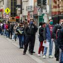 ENTREGA DE MERCADOS. FILAS CENTRO DE BOGOTA. TIENDA. TAPABOCAS. PANDEMIA.