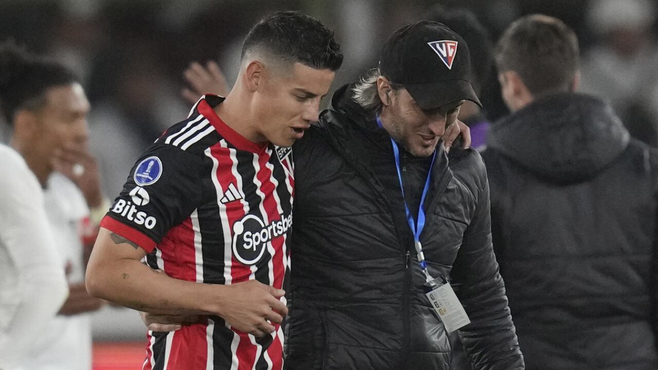 Luis Zubeldía y James Rodríguez, abrazados durante un partido entre Sao Paulo y Liga de Quito