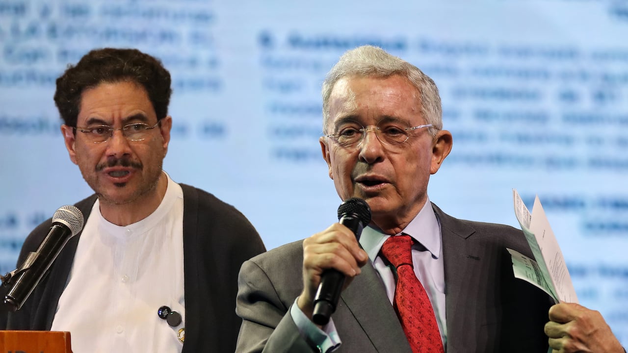 Álvaro Uribe e Iván Cepeda se enfrentan desde 2012, cuando el segundo demandó al primero por presunta manipulación de testigos, cargo del cual ya fue absuelto el expresidente.