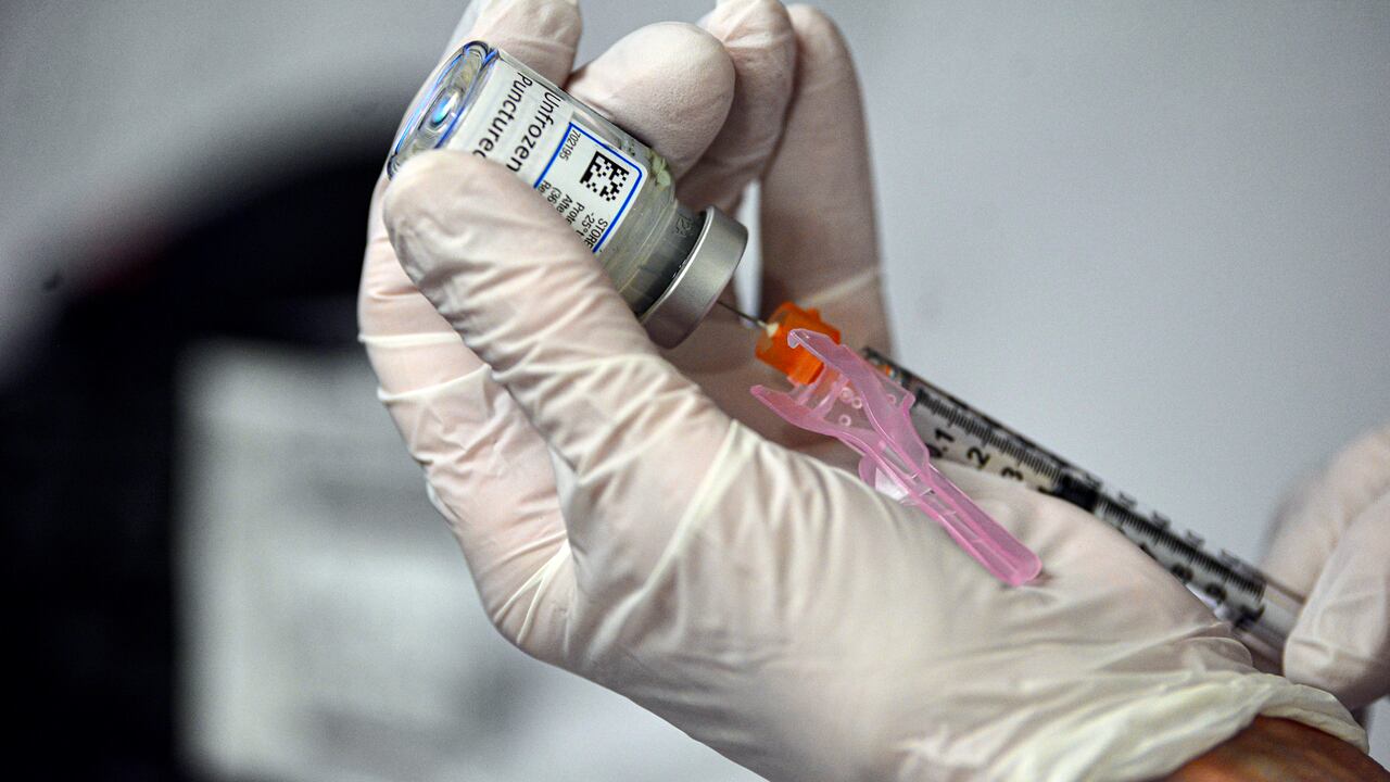 Vacuna contra el coronavirus Colombia: estafadores piden dinero para que personas tengan la dosis de forma prioritaria