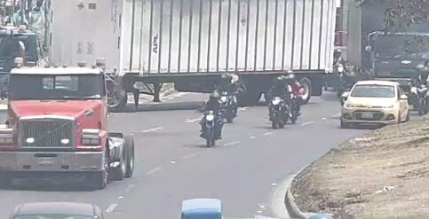 Camión varado en Kennedy.