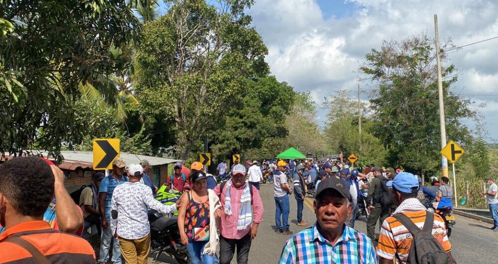 Vía de La Apartada, en el departamento de Córdoba, bloqueada por manifestantes.