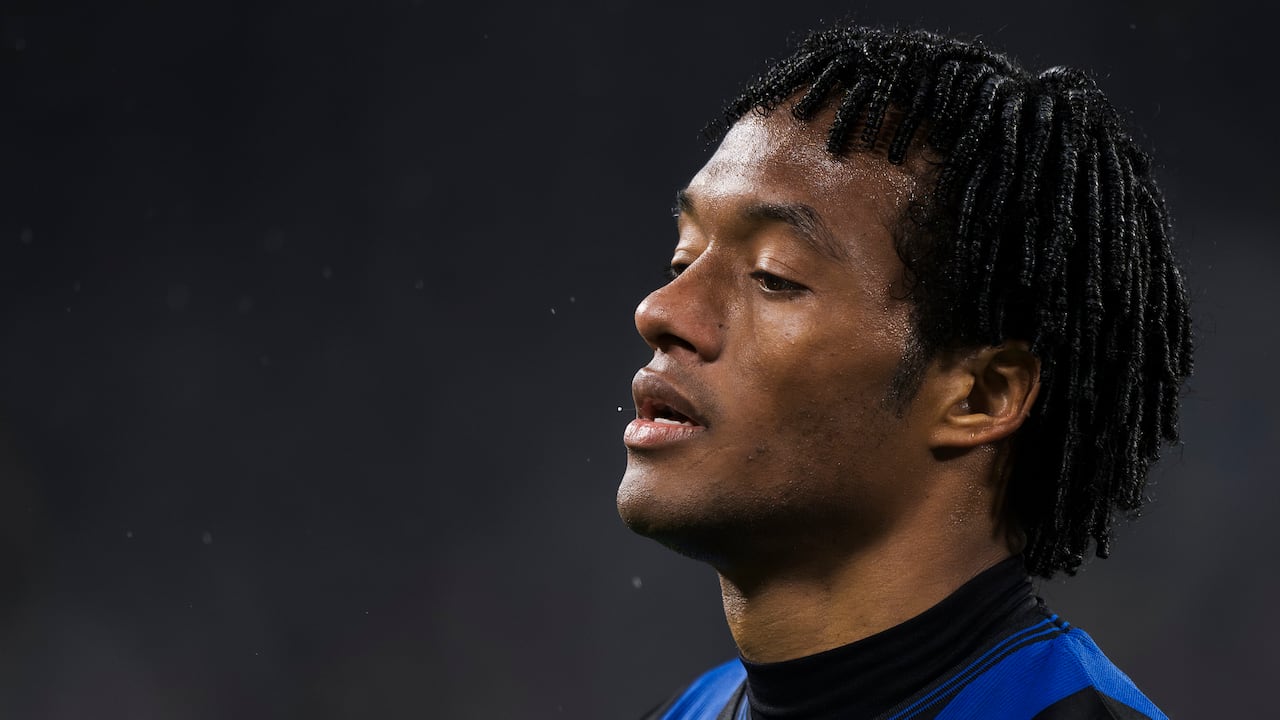 Juan Guillermo Cuadrado se lamenta de lesión en Atalanta