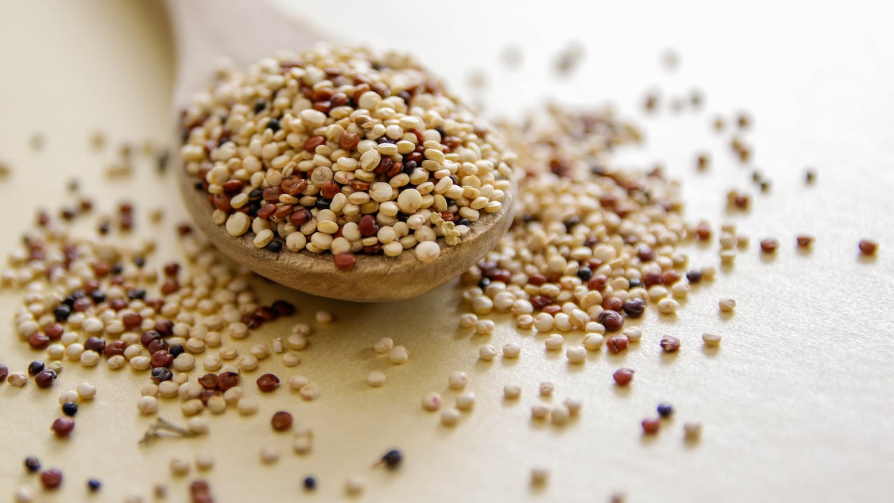 La quinua es considerada un superalimento que favorece el cuerpo de diferentes maneras.