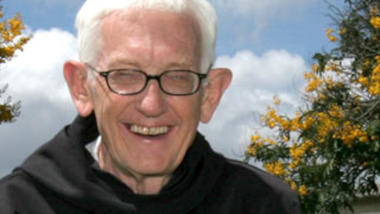 Sancarlista que se respete sabe que las manos del padre Francis, rector desde 1966, son enormes, que cuando se enfurece sus orejas se ponen rojas, que a veces regaña en inglés y que la señal de que se acerca son sus son sonoras y largas zancadas