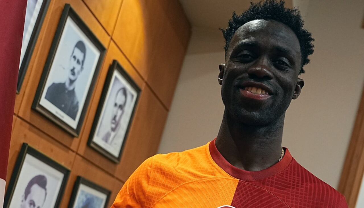 Davinson Sánchez vistiendo los colores del Galatasaray