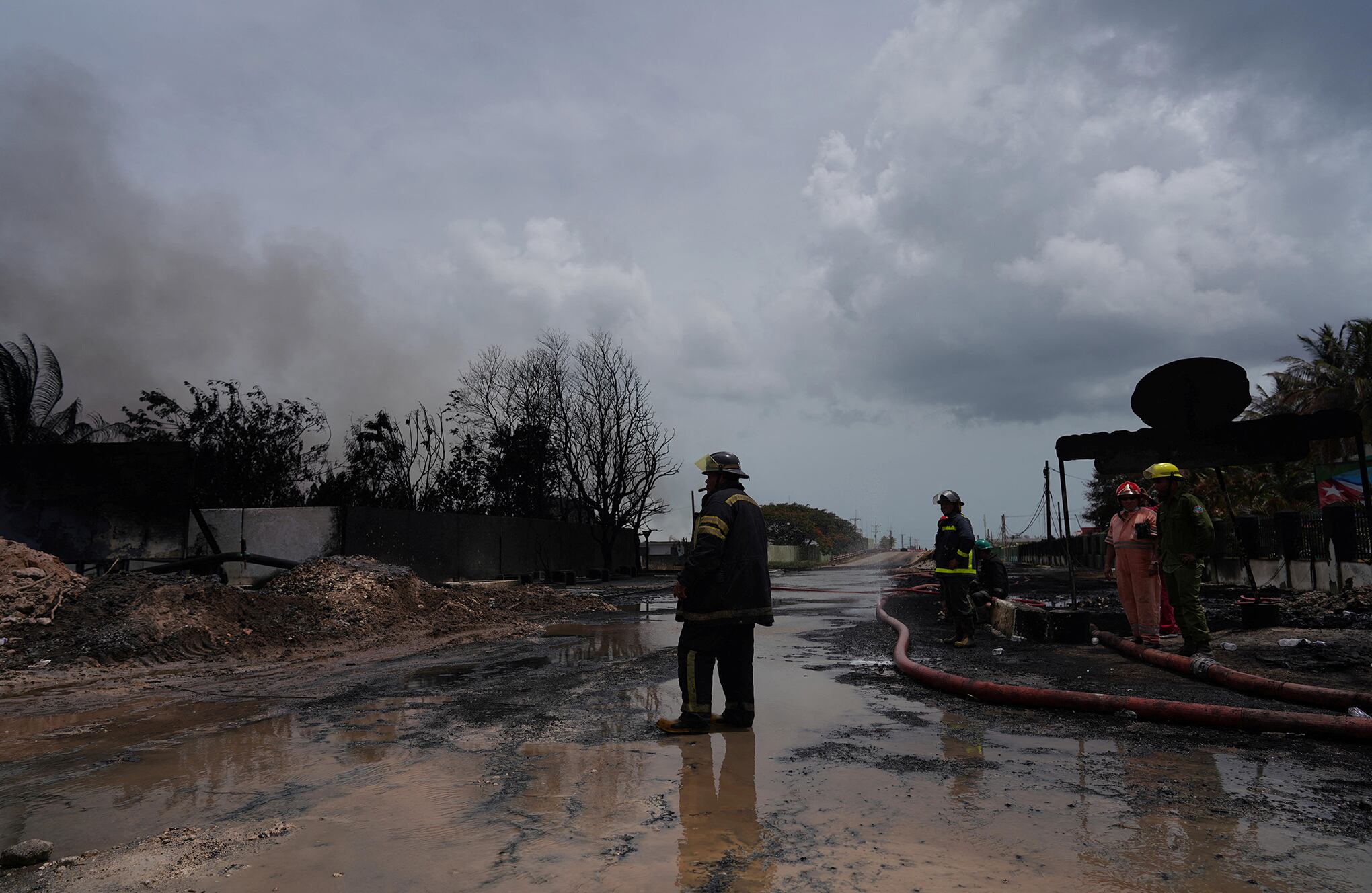 En imágenes : Incendio en puerto cubano de almacenamiento de combustible