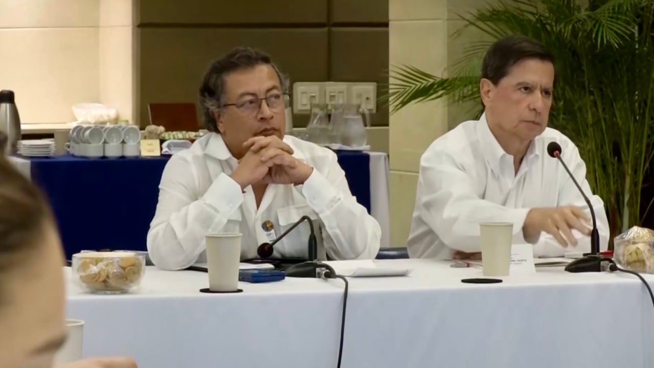 Presidente Gustavo Petro liderando consejo de ministros en Cali