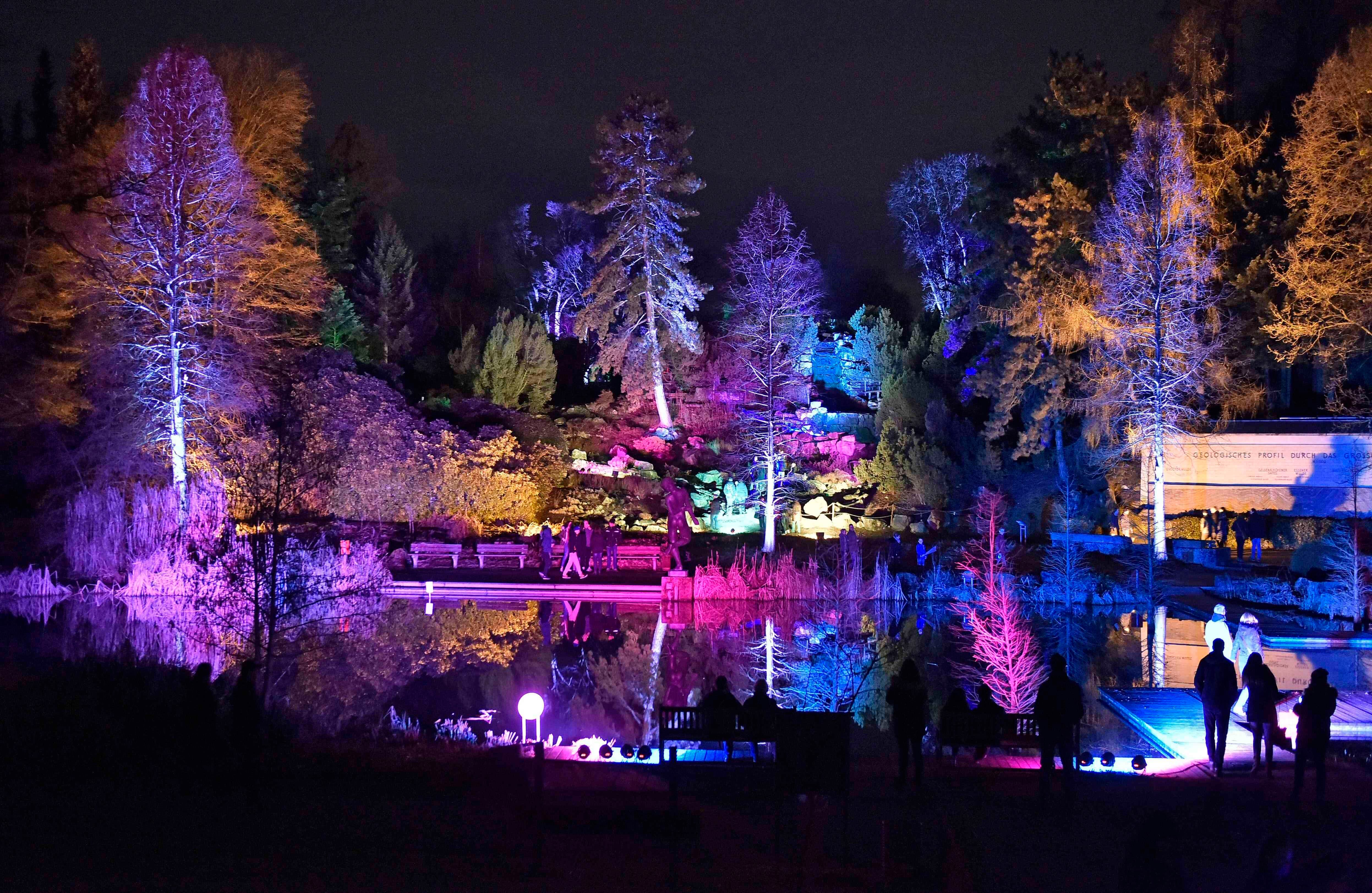 Los visitantes caminan en el iluminado Gugapark iluminado en Essen, Alemania, el domingo por la noche, 5 de febrero de 2017. Los artistas de la luz prepararon el popular parque para celebrar el Green Capital 2017 Award de la ciudad industrial de Essen por la Comisión Europea. (Foto del AP / Martin Meissner)