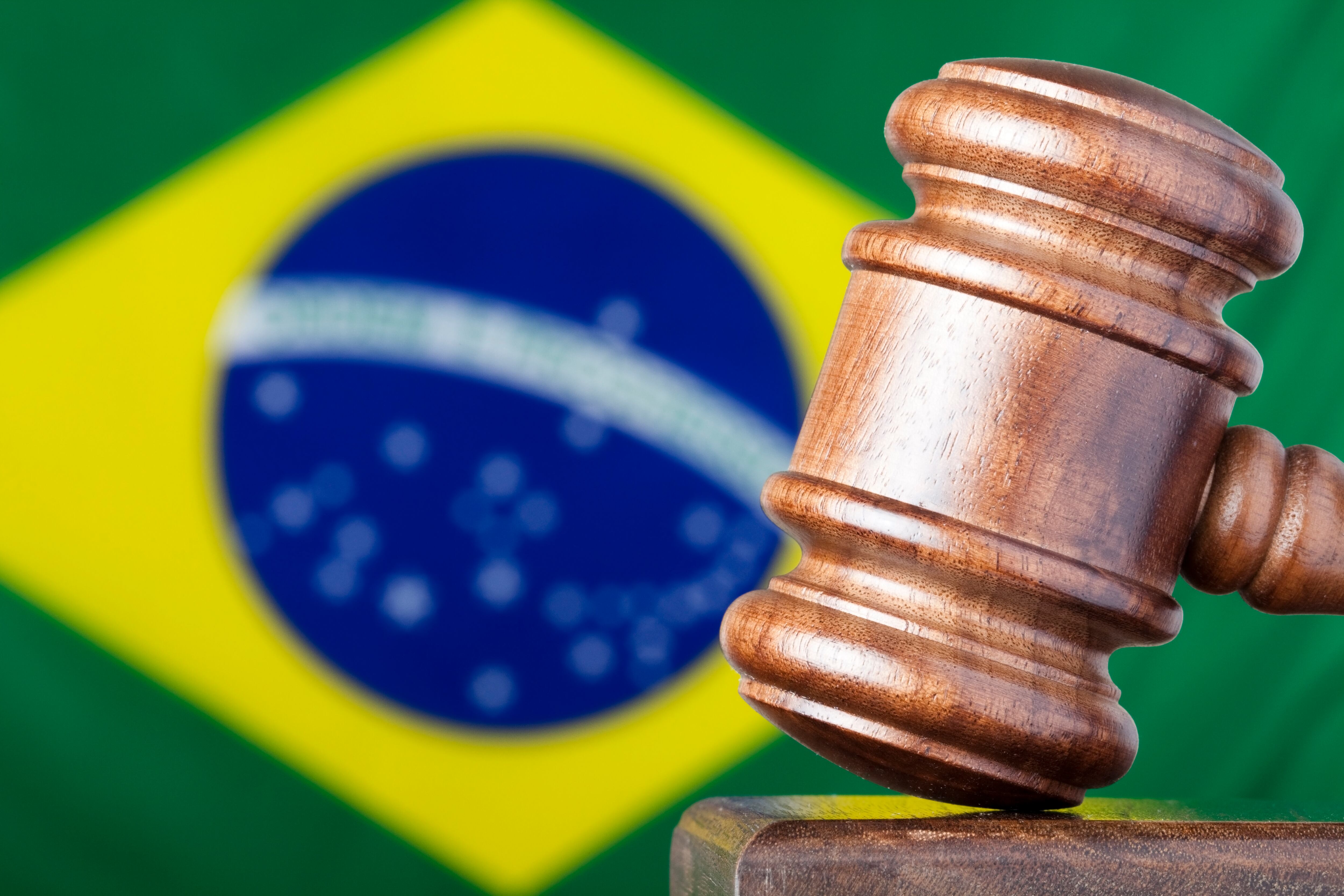 En Brasil se es mayor de edad a los 18 años, aunque a los 16 ya se puede votar y se puede contraer matrimonio siempre y cuando haya una autorización por parte del tutor o responsable