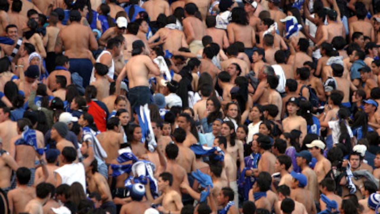 La violencia en el fútbol no emana de las barras de aficionados, sino de pequeños núcleos que promueven la violencia. Así lo entendió la Policía y por eso tomó la decisión de negarles la entrada a los estadios a 25 hinchas revoltosos