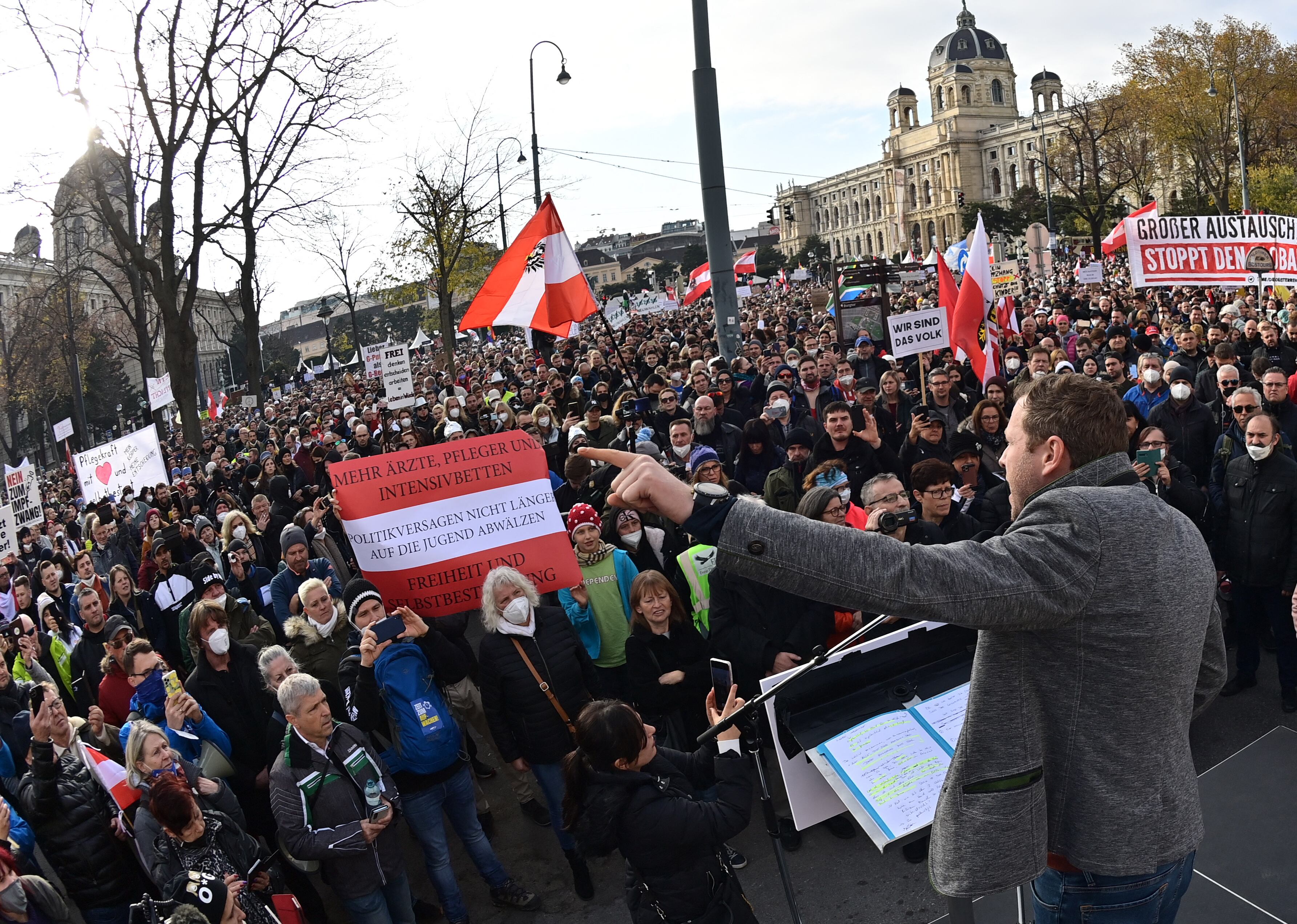 El líder del Partido de la Libertad de Baja Austria, Michael Schnedlitz, habla durante un mitin organizado por el Partido de la Libertad de extrema derecha de Austria, FPOe, contra las medidas tomadas para frenar la pandemia del coronavirus (Covid-19), en la plaza Maria Theresien Platz en Viena, Austria, el 20 de noviembre. , 2021. - Austria impondrá un bloqueo para todos y hará que las vacunas sean obligatorias, anunció el canciller austríaco Schallenberg el 19 de noviembre, convirtiendo al país en el primero de la UE en tomar medidas tan estrictas a medida que aumentan los casos de coronavirus. La nación alpina planea hacer que las vacunas Covid-19 sean obligatorias a partir del 1 de febrero del próximo año, mientras que el bloqueo comenzará a partir del lunes 22 de noviembre y se evaluará después de 10 días. (Foto de JOE KLAMAR / AFP)