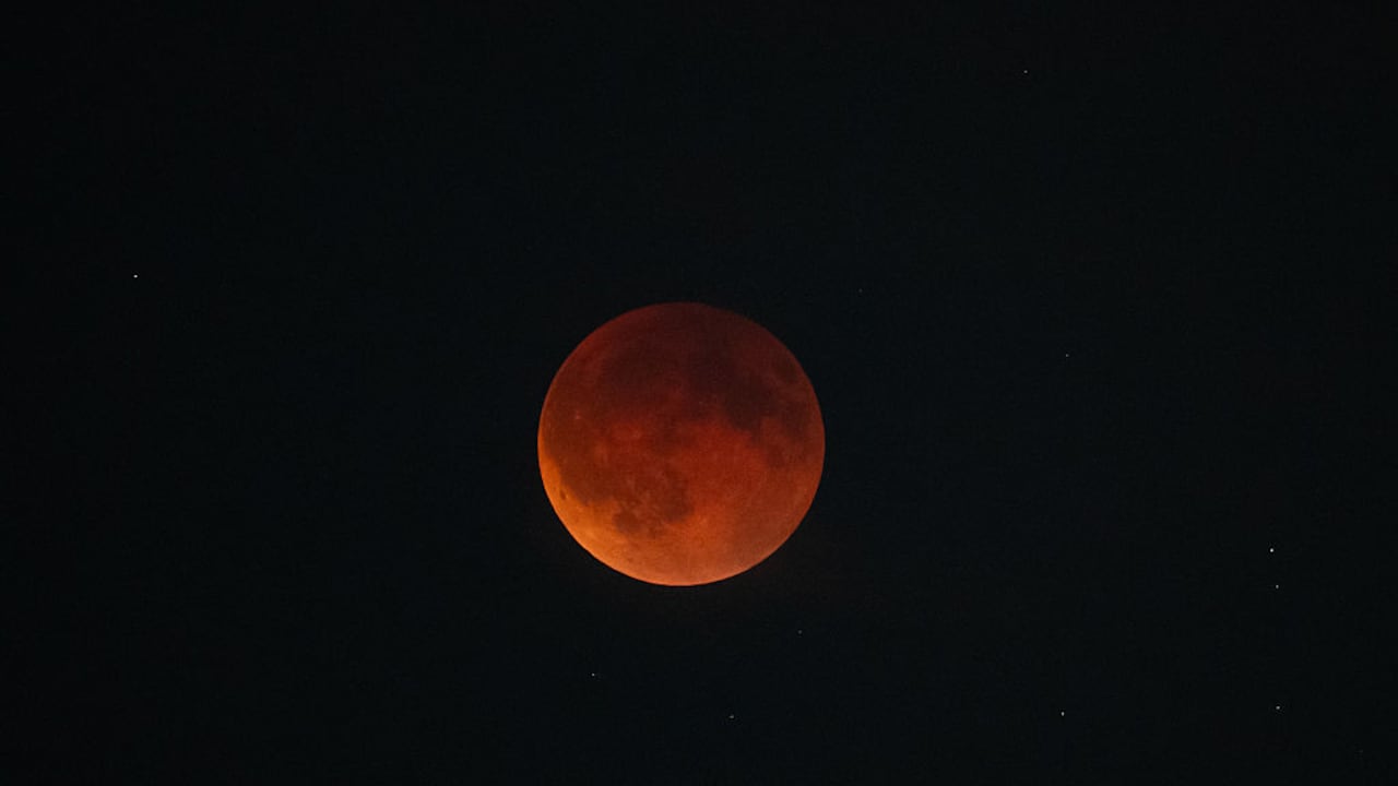 La luna de sangre se alza sobre Viena durante un eclipse lunar total el 7 de septiembre de 2025 en Austria.