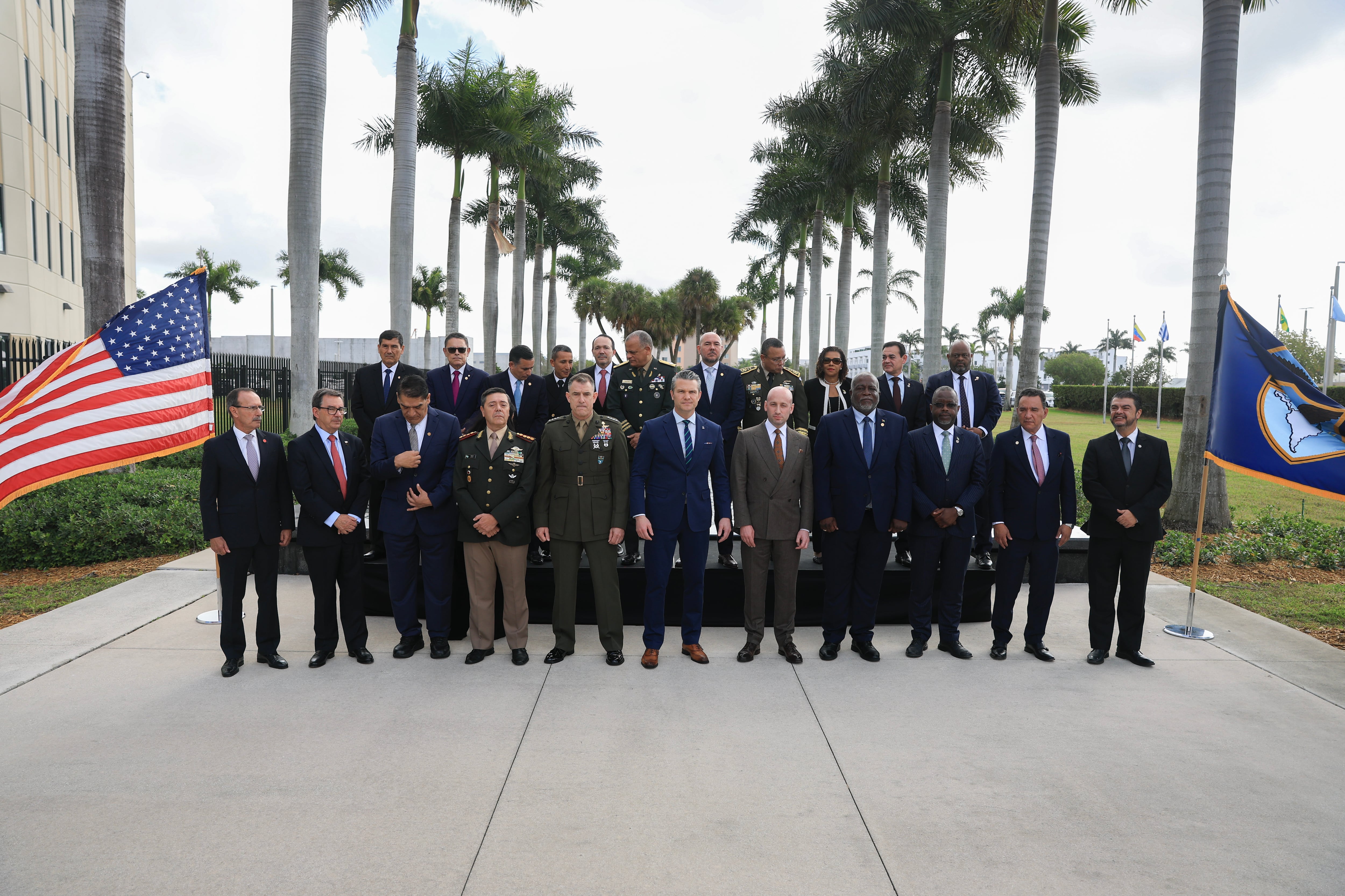 El General de la Infantería de Marina de los Estados Unidos, Francis L. Donovan, Comandante del Comando Sur de los Estados Unidos, el Secretario de Defensa, Pete Hegseth, y Stephen Miller, Asesor de Seguridad Nacional y Subjefe de la Casa Blanca, posan para una fotografía con líderes regionales de defensa y seguridad del Caribe, Centroamérica y Sudamérica antes del inicio de la primera Conferencia Anticarteles de las Américas en el Cuartel General del Comando Sur de los Estados Unidos.