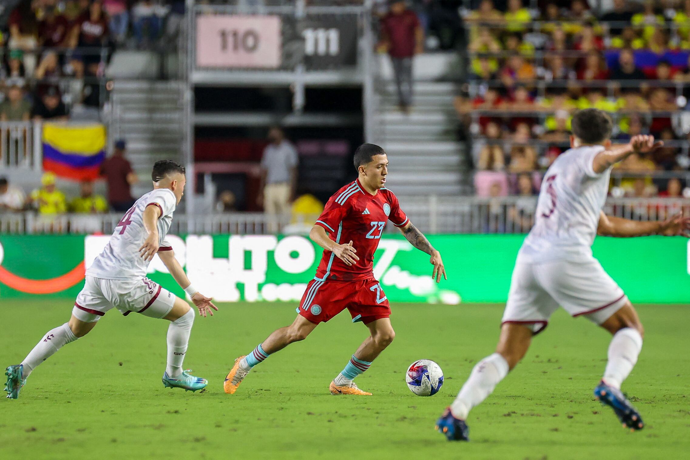 El delantero colombo-inglés Ian Poveda con la camiseta  de la Selección Colombia ante Venezuela.