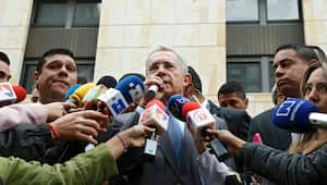 expresidente Alvaro Uribe y su abogado defensor, Jaime Granados, acudieron al Palacio de Justicia para presentar un documento de 125 paginas con sus objeciones contra el auto de hace una semana, en el que la Corte Suprema de Justicia determino investigar al exmandatario por manipulación de testigos
en contra del tambien congresista Ivan Cepeda
Bogota feb 23 2018
foto Guillermo Torres revista Semana