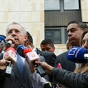 expresidente Alvaro Uribe y su abogado defensor, Jaime Granados, acudieron al Palacio de Justicia para presentar un documento de 125 paginas con sus objeciones contra el auto de hace una semana, en el que la Corte Suprema de Justicia determino investigar al exmandatario por manipulación de testigos
en contra del tambien congresista Ivan Cepeda
Bogota feb 23 2018
foto Guillermo Torres revista Semana