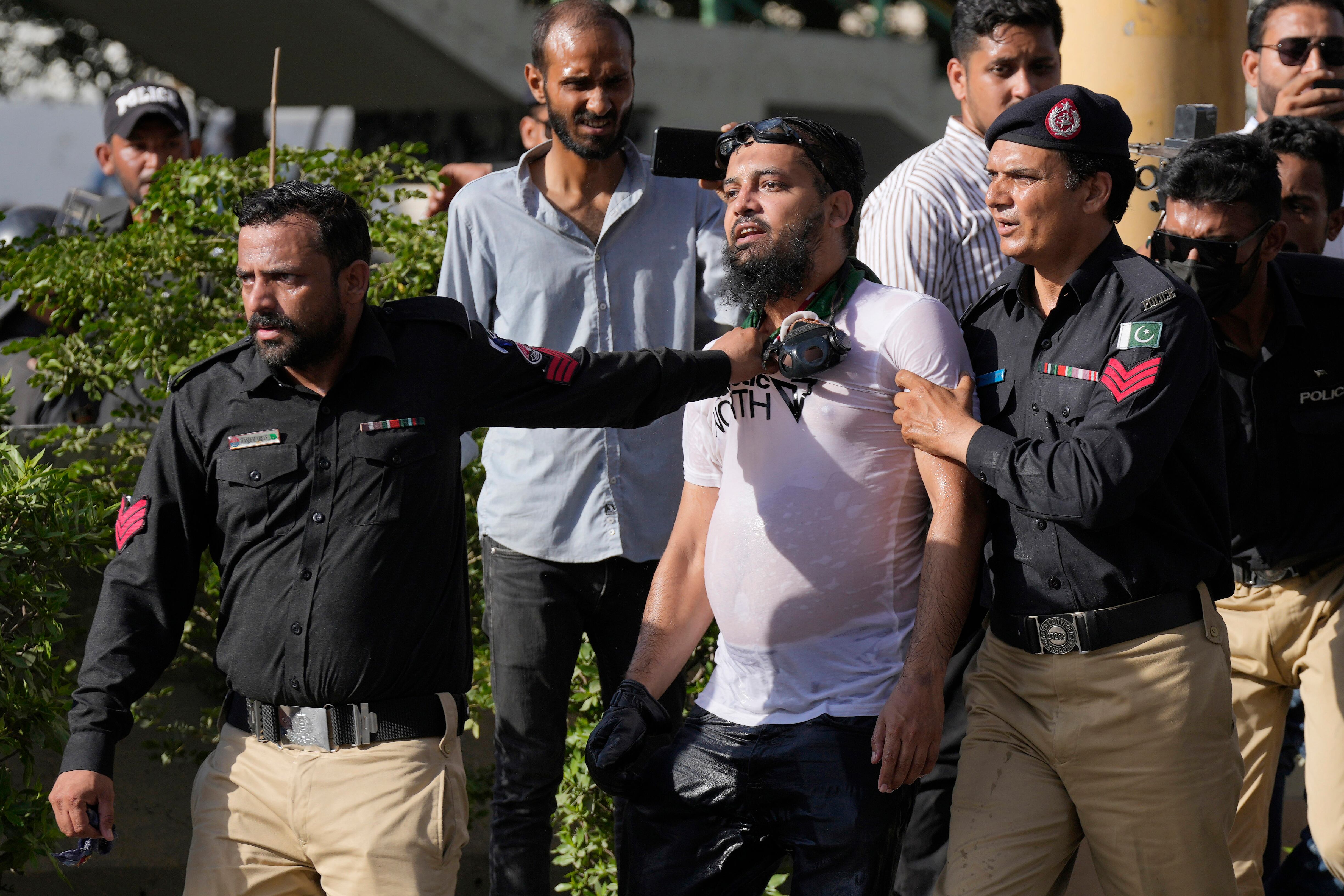 Pese a la prohibición de concentraciones, el partido de Khan pidió a sus simpatizantes mantenerse en protesta.