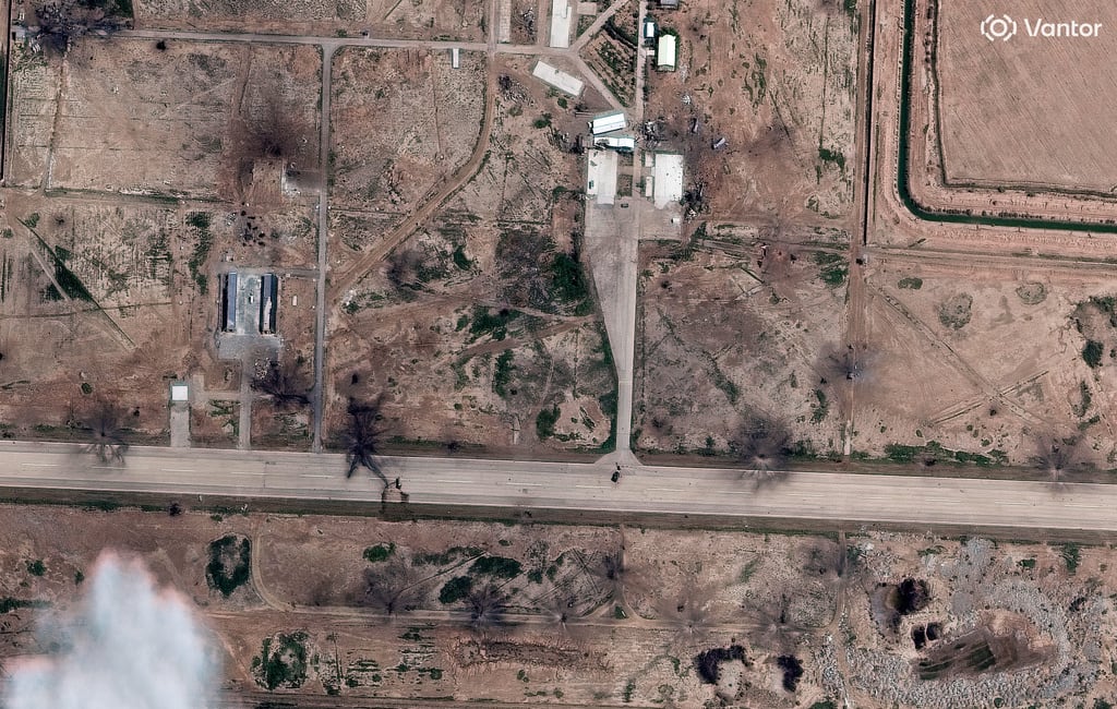 Esta imagen satelital, proporcionada por Vantor, muestra los daños causados ​​por un ataque aéreo a la base de drones de Ahvaz, Irán, el domingo 8 de marzo de 2026. (Imagen satelital ©2026 Vantor vía AP)