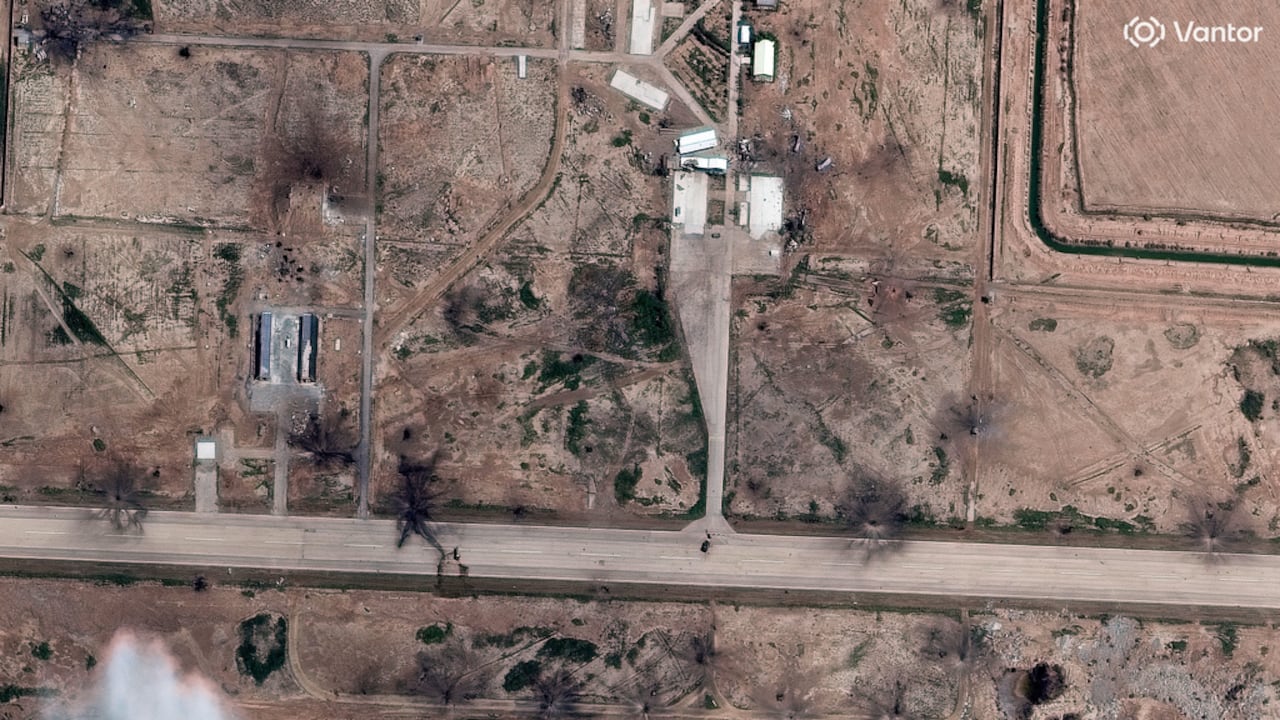 Esta imagen satelital, proporcionada por Vantor, muestra los daños causados por un ataque aéreo a la base de drones de Ahvaz, Irán, el domingo 8 de marzo de 2026. (Imagen satelital ©2026 Vantor vía AP)