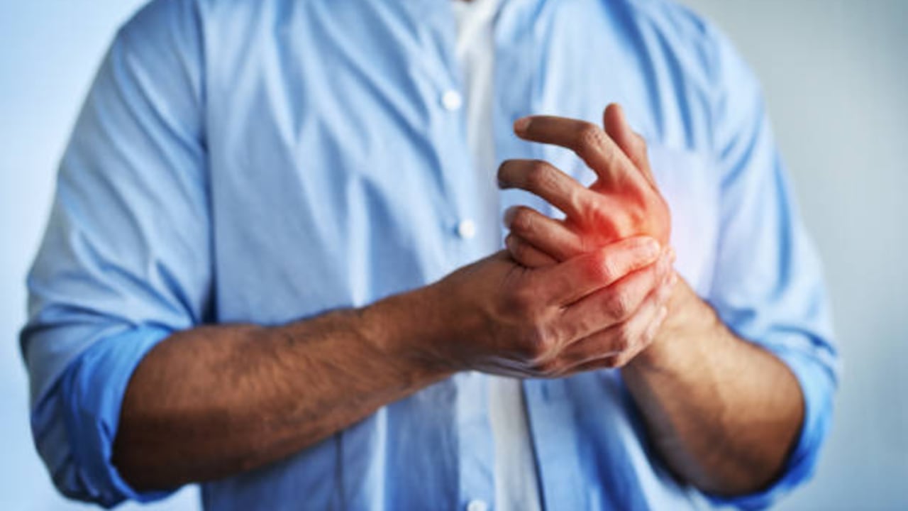 Por lo general, las personas de 45 años de edad o más y aquellas que tienen enfermedades como diabetes o artritis reumatoide pueden tener más posibilidades de padecer el dedo en gatillo.