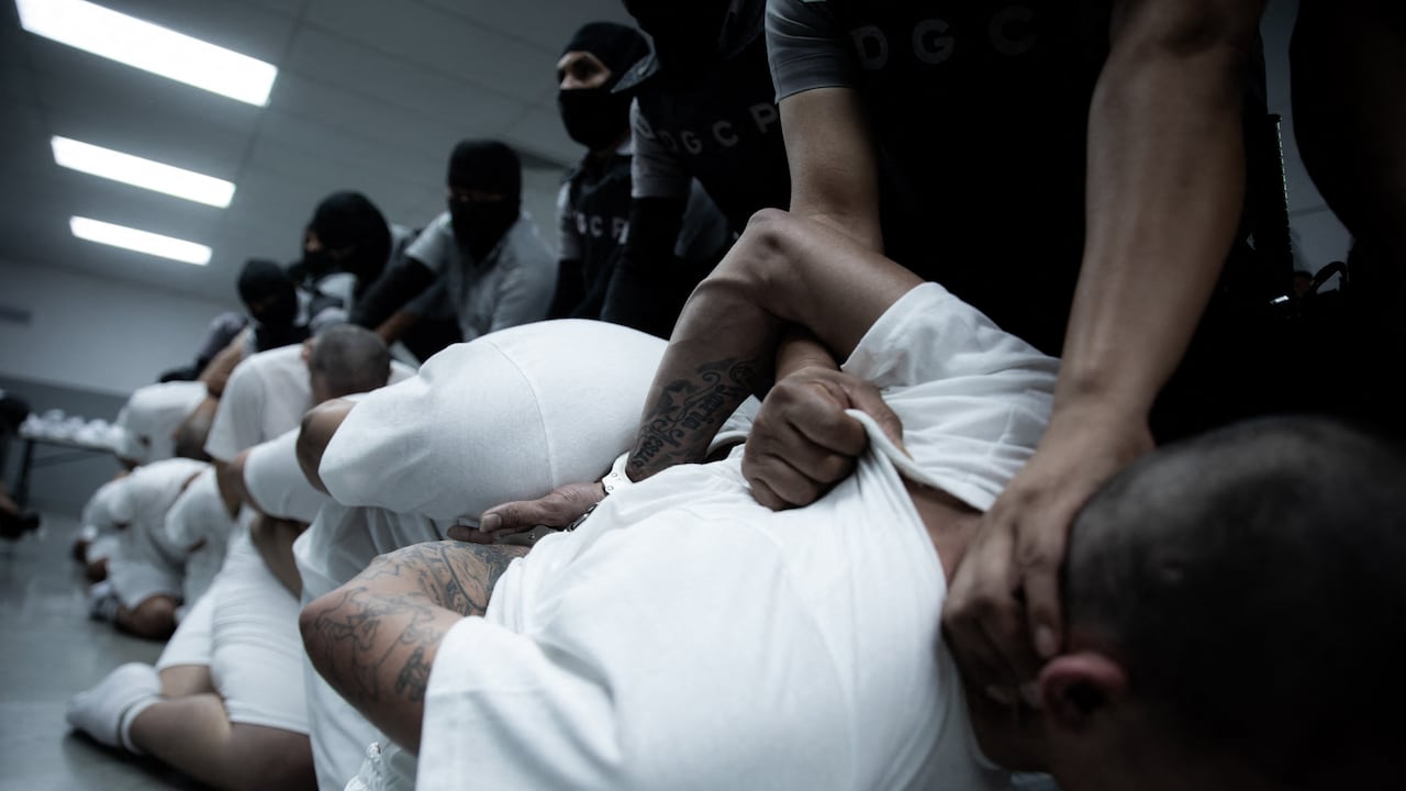 Los detenidos llegaron a la prisión para terrorista en El Salvador.