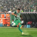James Rodríguez patea el palon durante el partido entre Atlético Nacional y Junior de Barranquilla por la fecha 3 del segundo semestre de la Liga Colombiana 2026.