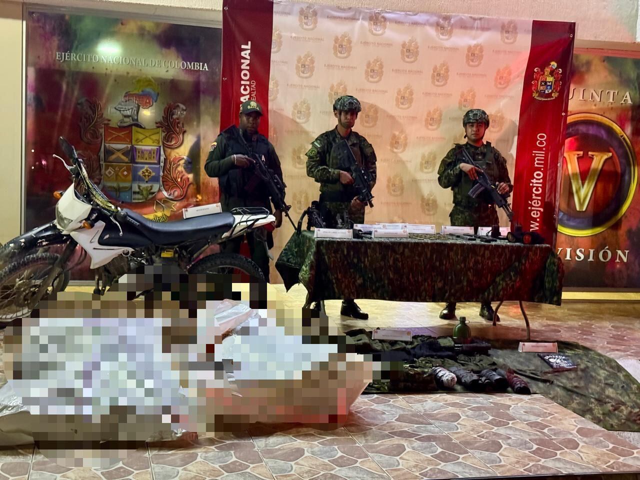El Ejército incautó 2 fusiles, un arma corta, 10 proveedores y abundante material de guerra tras combates con disidencias de las Farc en Sevilla, Valle del Cauca.