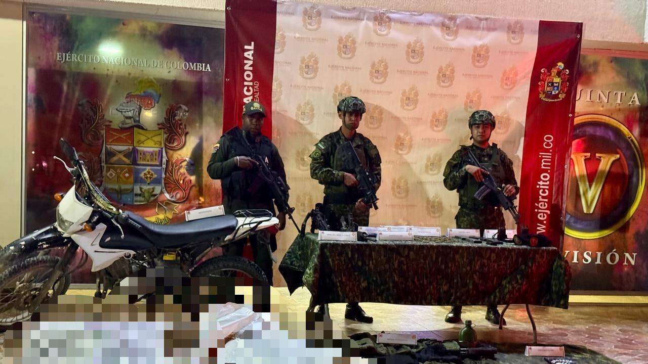 El Ejército incautó 2 fusiles, un arma corta, 10 proveedores y abundante material de guerra tras combates con disidencias de las Farc en Sevilla, Valle del Cauca.