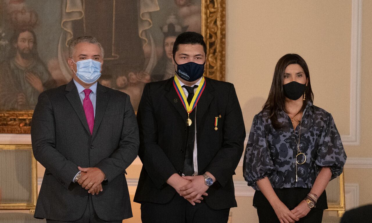 Durante la condecoración el presidente Iván Duque señaló que los tres estudiantes dieron ejemplo de resiliencia al país en medio de pandemia.