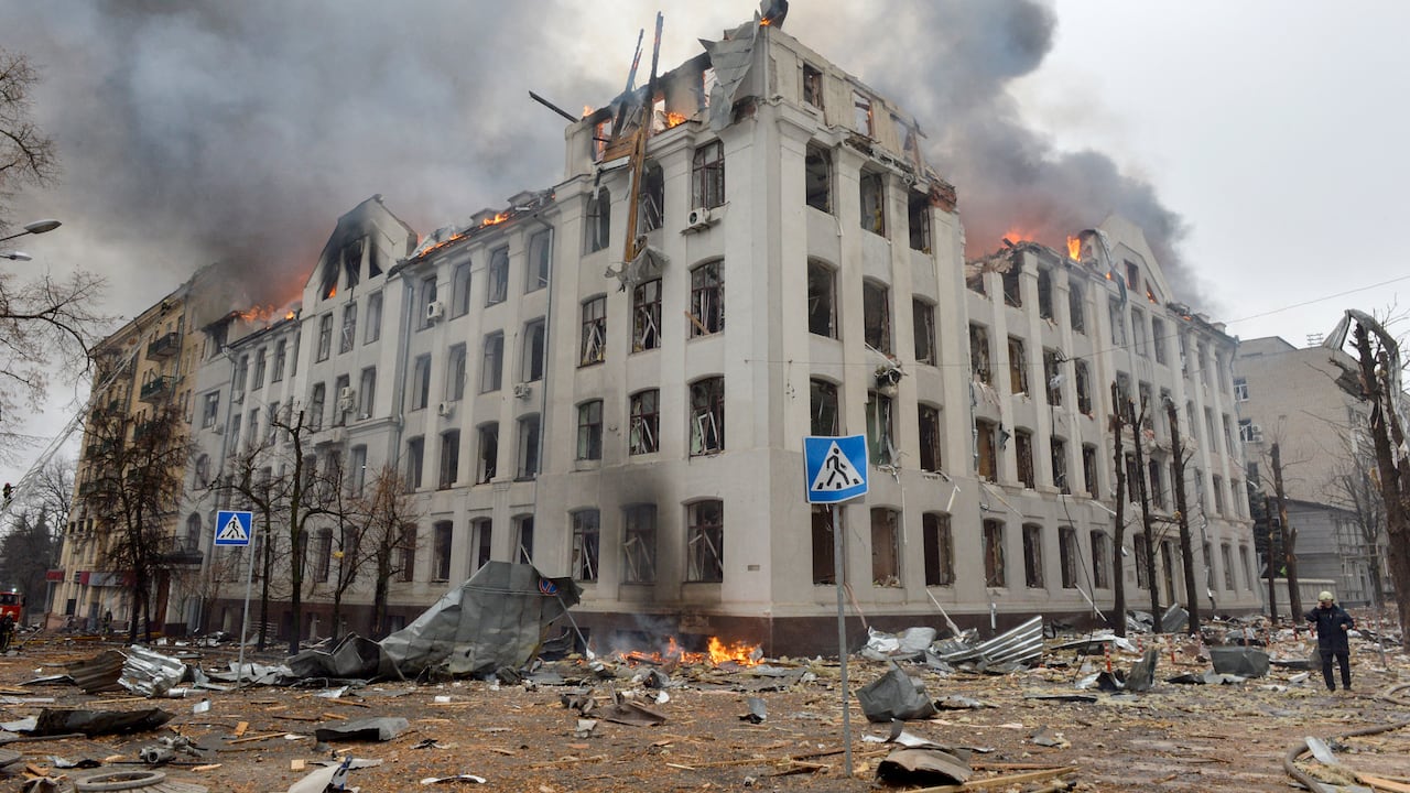 Por la invasión a Ucrania, naciones y empresas sancionan y toman medidas contra la economía de Rusia. (Photo by Sergey BOBOK / AFP)