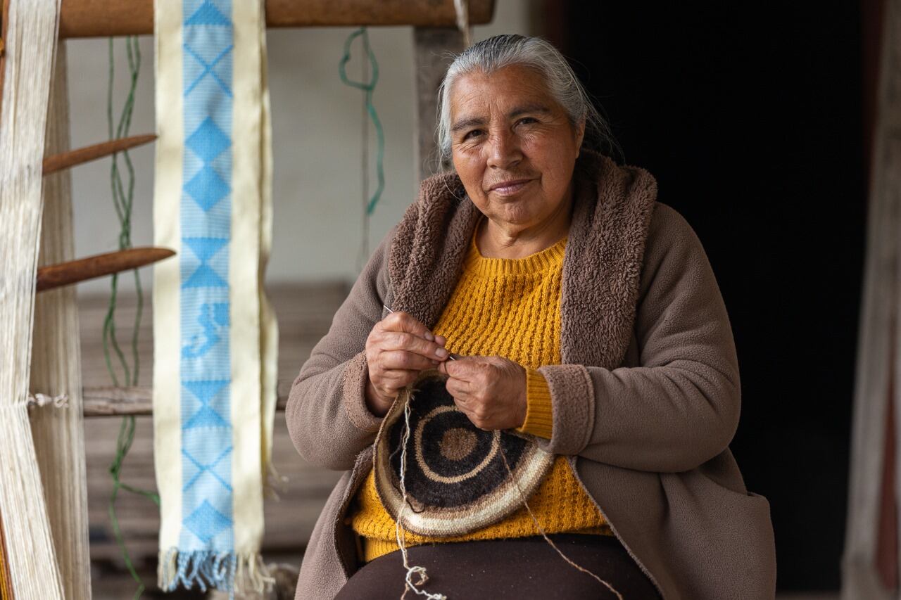 Caminos de Paz II, compuesta por 126 piezas fotográficas, audiovisuales y sonoras, resalta los rostros, historias y logros de lideresas y líderes.