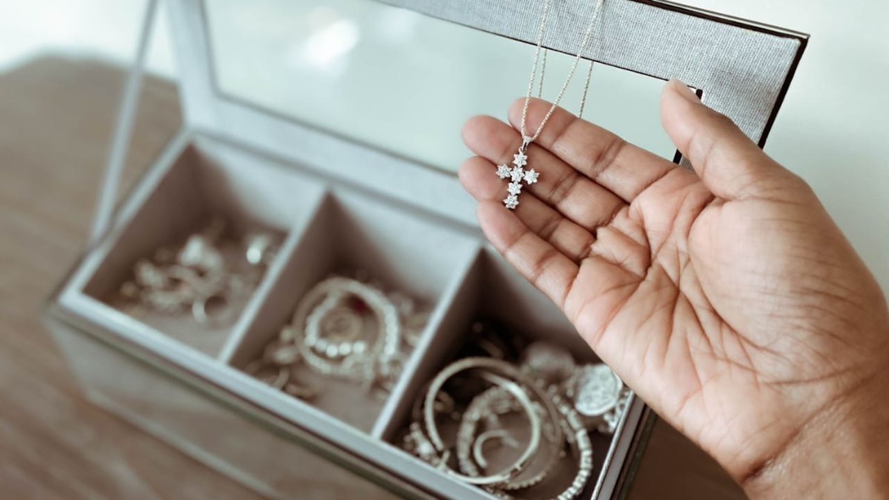 Así se puede identificar si una cadena es de plata.