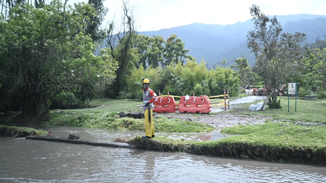La Autopista Norte a la altura de la calle 222 con los trabajos en la zona que permitan la completa normalización de este corredor vial, luego de las inundaciones ocurridas.