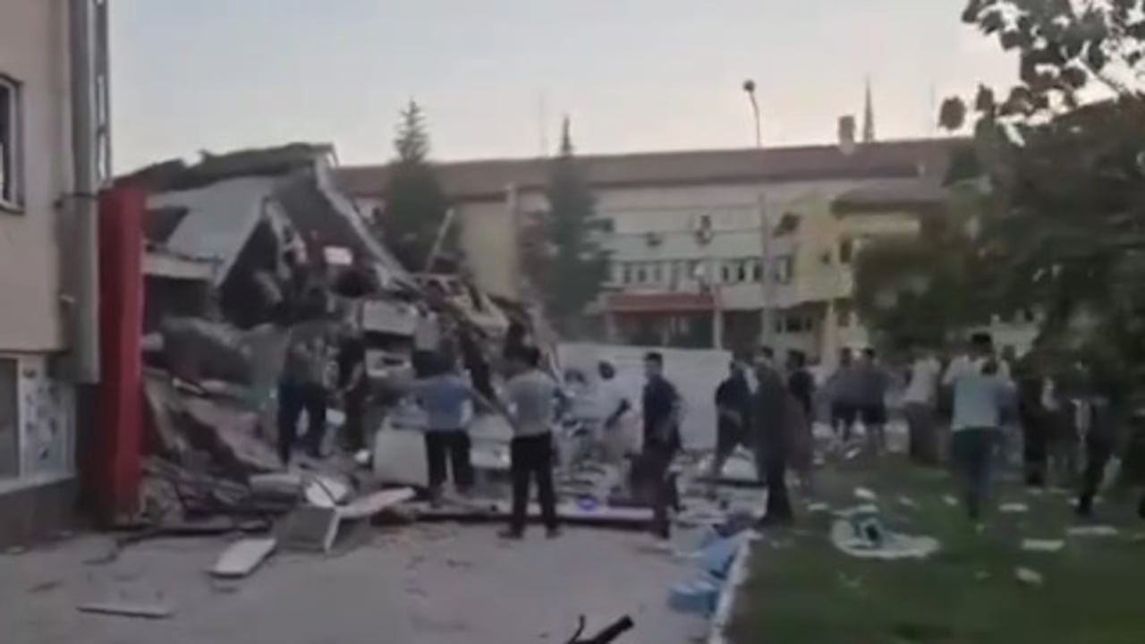 Sismo de magnitud 6,1 provoca derrumbes en Turquía.