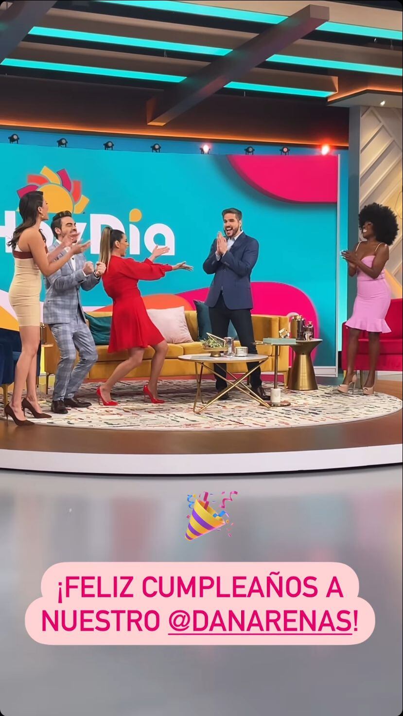 El presentador fue felicitado por sus compañeros en televisión.